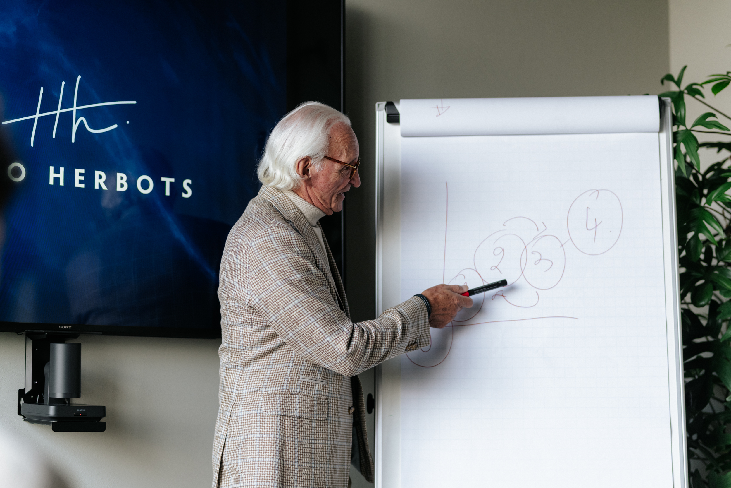 Hugo Herbots tekent op een flipover tijdens het open seminarie